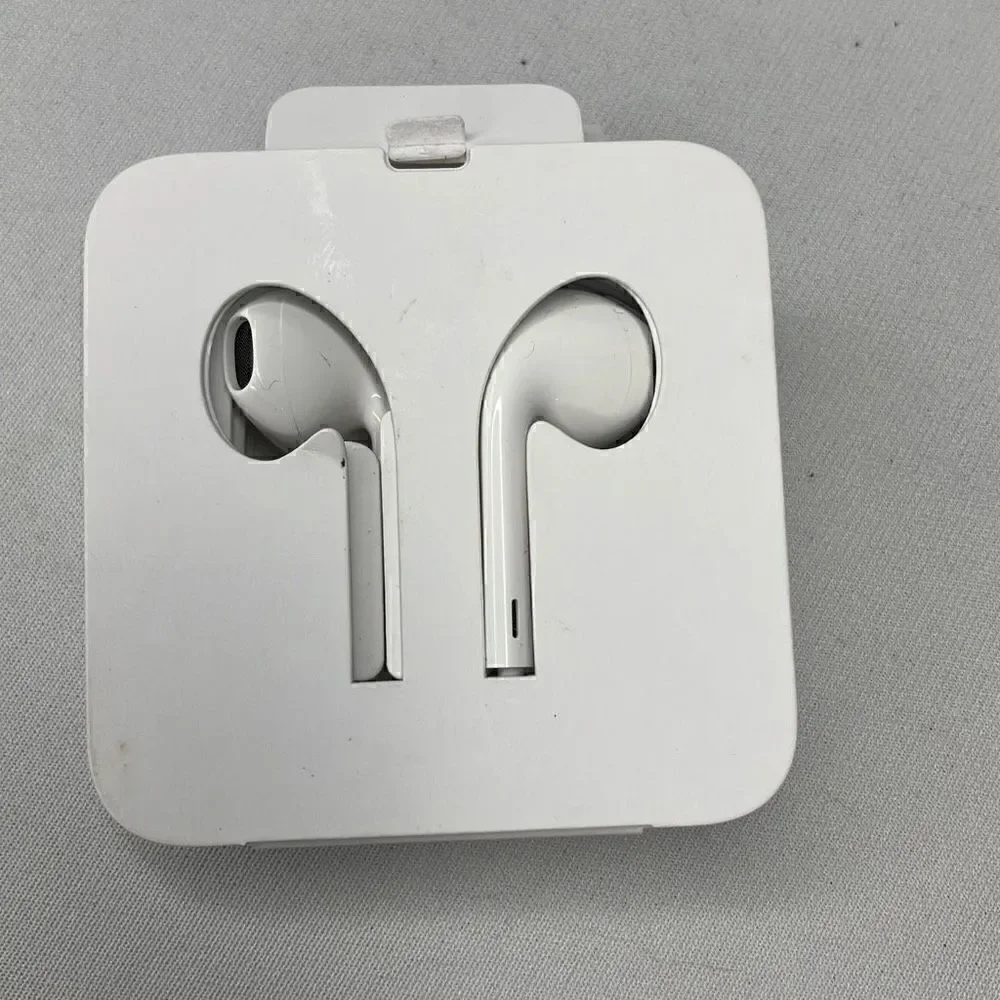 Apple Earbuds includes Box and Lightning Connector